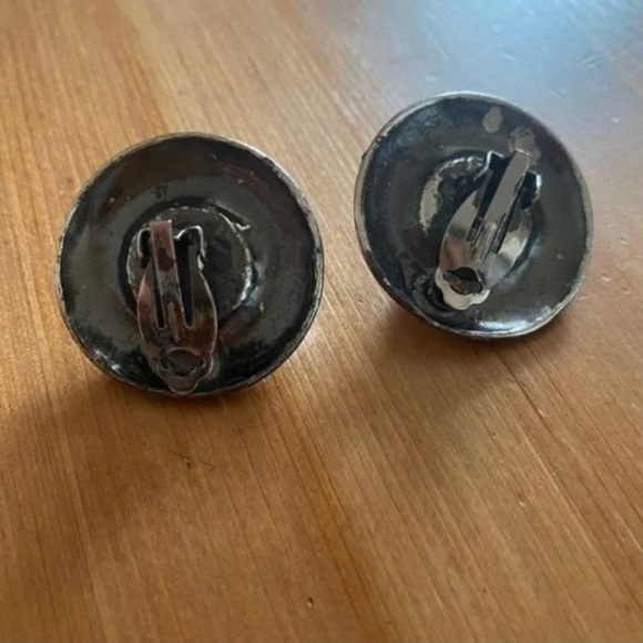 Vintage 80’s Faux Pearl Enamel Clip On Earrings - Picture 3 of 5